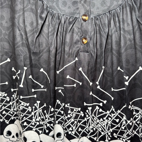 NWT Roshop Women’s Skull Bones Black & White Polyester Blouse Size XLarge - Picture 2 of 4